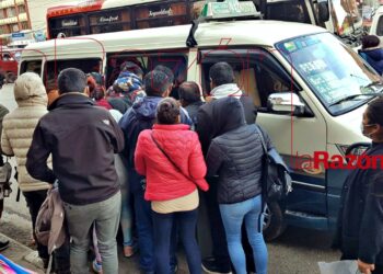 La ausencia de transporte por el cabildo de choferes genera molestias en los paceños