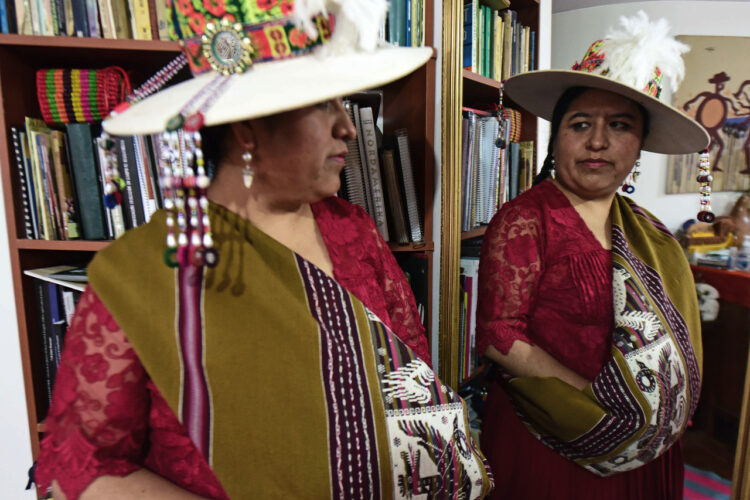 Elvira Espejo presenta un libro de 34 poemas y cantos que tradujo del aymara y pukina