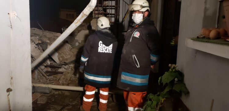 Colapsa una vivienda y pone en riesgo a otras en zona San Luis de La Paz