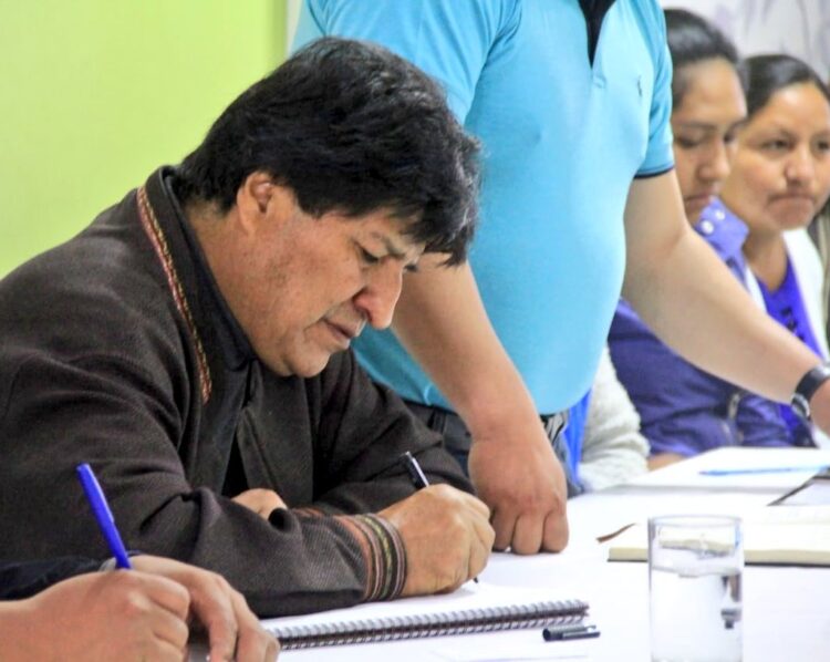 Evo Morales, en su reunión con movimientos sociales, este viernes. Foto: Evo Morales