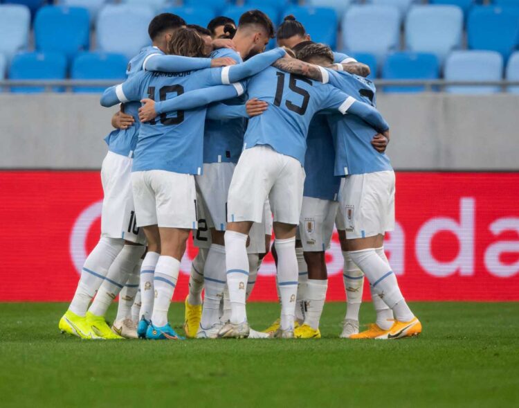 Uruguay derrota 2-0 a Canadá