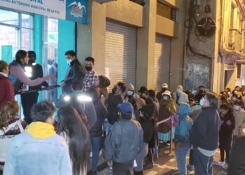 Largas filas y molestia, el plazo para pagar impuestos sin multas vence a las 23.00 en La Paz