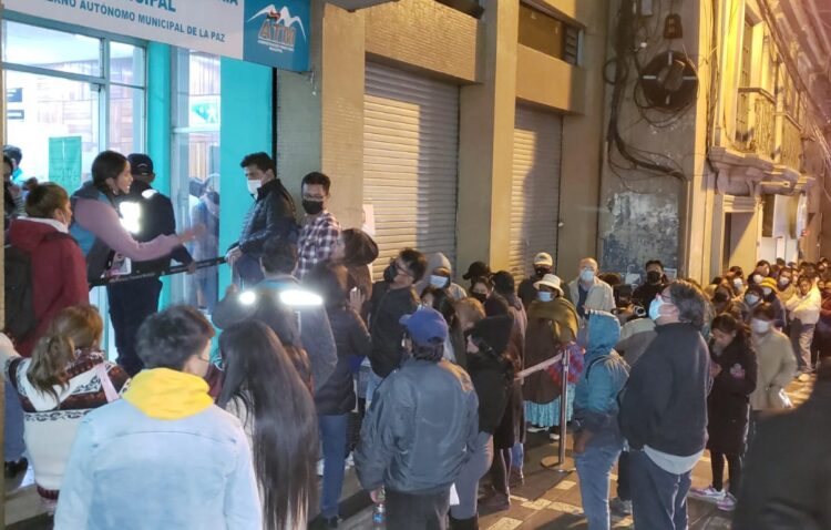 Largas filas y molestia, el plazo para pagar impuestos sin multas vence a las 23.00 en La Paz