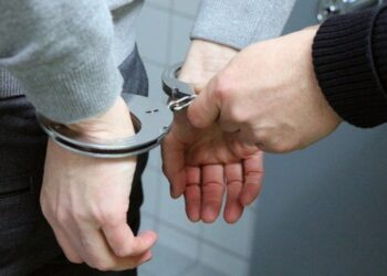 Cae en El Alto un juez que iba a beneficiar con detención domiciliaria a un feminicida
