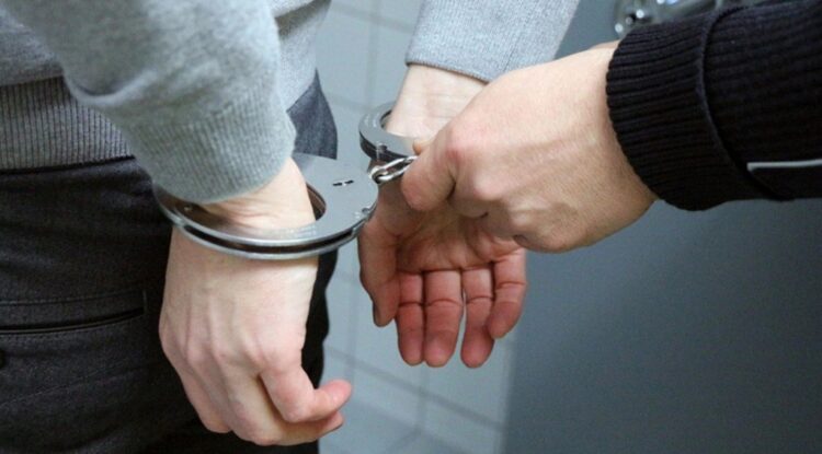 Cae en El Alto un juez que iba a beneficiar con detención domiciliaria a un feminicida