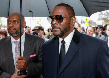 El cantante R. Kelly al llegar a una audiencia en un tribunal de Chicago, en Estados Unidos, para una audiencia por cargos de delitos sexuales. Foto: AFP.