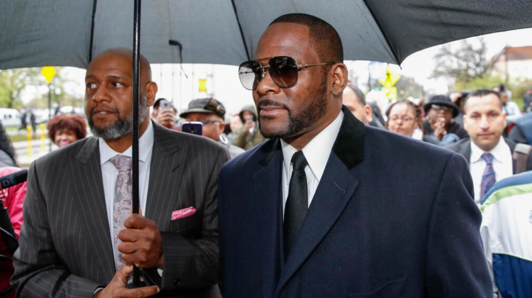 El cantante R. Kelly al llegar a una audiencia en un tribunal de Chicago, en Estados Unidos, para una audiencia por cargos de delitos sexuales. Foto: AFP.