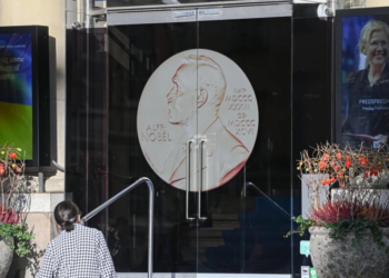 La entrada principal del museo Nobel, en la Academia Sueca, poco antes del anuncio del nuevo Premio Nobel de Literatura, el 6 de octubre de 2022. Foto: AFP: