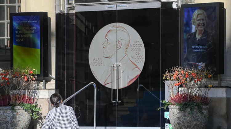 La entrada principal del museo Nobel, en la Academia Sueca, poco antes del anuncio del nuevo Premio Nobel de Literatura, el 6 de octubre de 2022. Foto: AFP: