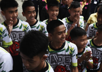 Algunos de los pequeños futbolistas y su entrenador rescatados de una cueva inundada en Tailandia. Foto: AFP.