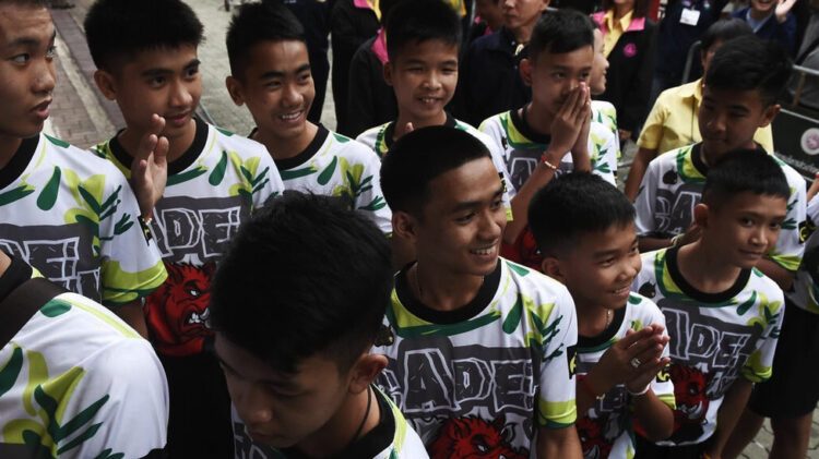 Algunos de los pequeños futbolistas y su entrenador rescatados de una cueva inundada en Tailandia. Foto: AFP.