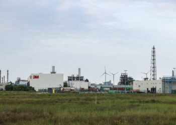 Imagen de la fábrica de la multinacional 3M en Zwijndrecht, cerca de la ciudad belga de Amberes. Foto: AFP.