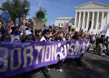 Una multitud en contra de la legalización del aborto, frente a la Corte Suprema en Nueva York. Foto: AFP.