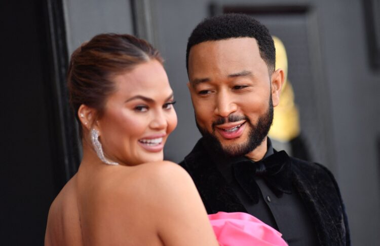 La modelo Chrissy Teigen y el cantante John Legend. Foto: AFP.