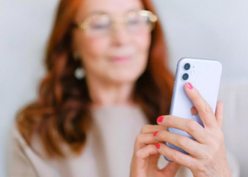 Una mujer mayor utilizando un smartphone. Foto: Pexels.