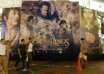Gigantografía de 'El retorno del Rey' de la saga 'El Señor de los anillos'. Foto: AFP.