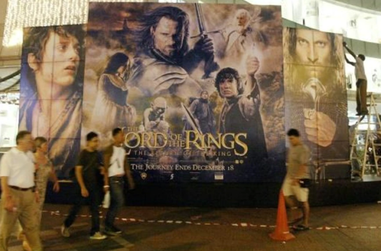 Gigantografía de 'El retorno del Rey' de la saga 'El Señor de los anillos'. Foto: AFP.