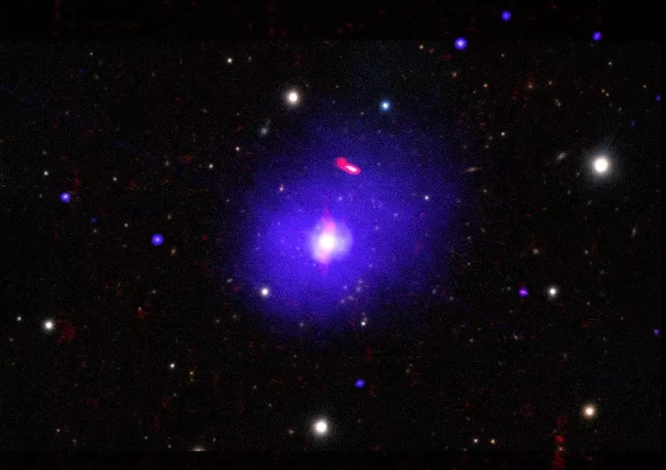 Agujero negro en un cuásar conocido como H1821+643. Foto: NASA.