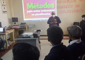 Una médico brinda información sobre el plan AIDAJ y sus beneficios. Foto: Rosío Flores.