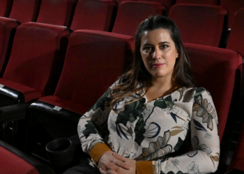 La directora del documental uruguayo 'Bosco', Alicia Cano Menoni, posa en una sala de cine en Montevideo. Foto: AFP.