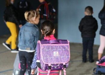 Niños vuelven a las escuelas en Francia. Foto: AFP.