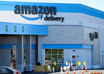 La empresa estadounidense Amazon se comprometió a no usar datos confidenciales de comerciantes independientes de su plataforma, para poner fin a una investigación de la autoridad de competencia de la Unión Europea sobre el uso de esas informaciones. Foto: AFP.