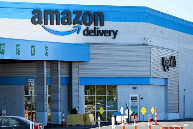 La empresa estadounidense Amazon se comprometió a no usar datos confidenciales de comerciantes independientes de su plataforma, para poner fin a una investigación de la autoridad de competencia de la Unión Europea sobre el uso de esas informaciones. Foto: AFP.
