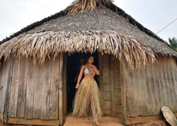 Quedan menos de 200 miembros de la tribu urue-eu-wau-wau, tradicionalmente cazadores-recolectores que viven en una zona protegida de la selva amazónica brasileña, rodeada e invadida por colonos, agricultores y madereros agresivos e ilegales. Foto: AFP.