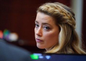 La actriz Amber Heard en el juicio contra su expareja Johnny Depp. Foto: AFP.