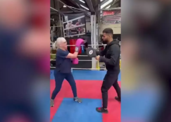 Esta mujer de 71 años se ha convertido en una gran boxeadora. Foto: Captura YouTube.