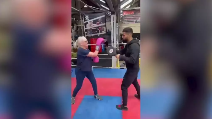 Esta mujer de 71 años se ha convertido en una gran boxeadora. Foto: Captura YouTube.