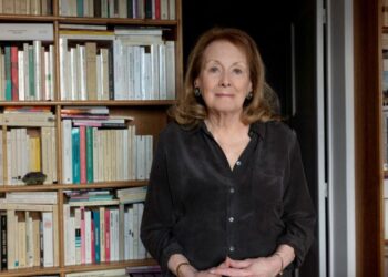 La Premio Nobel de Literatura, Annie Ernaux, prometió continuar el combate contra las injusticias. Foto: AFP.