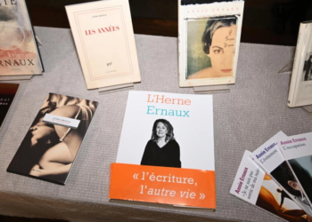 Unos libros de la escritora francés Annie Ernaux, expuestos en la Academia Sueca tras el anuncio del premio Nobel de Literatura. Foto: AFP.