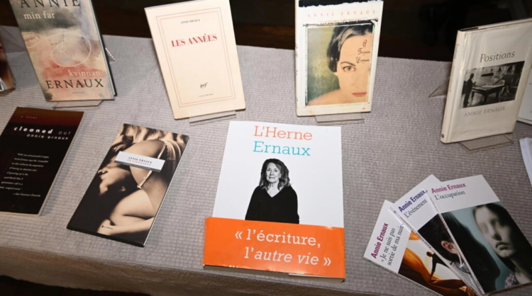 Unos libros de la escritora francés Annie Ernaux, expuestos en la Academia Sueca tras el anuncio del premio Nobel de Literatura. Foto: AFP.