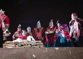 La ministra de Culturas, Sabina Orellana, hace el ritual previo a la llegada de los rayos de sol. Foto: Ministerio de Culturas.