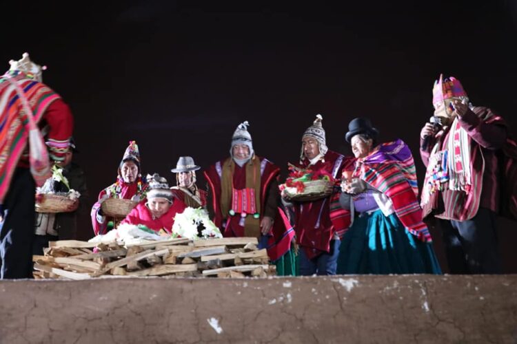 La ministra de Culturas, Sabina Orellana, hace el ritual previo a la llegada de los rayos de sol. Foto: Ministerio de Culturas.