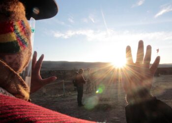 El recibimiento de los primeros rayos de sol, en Tiwanaku. Foto: Archivo La Razón.