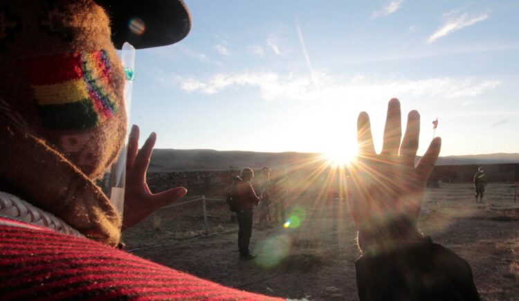 El recibimiento de los primeros rayos de sol, en Tiwanaku. Foto: Archivo La Razón.