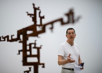 Las esculturas de Antony Gormley están modeladas según su propia forma. Foto: AFP.
