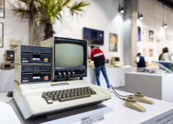 Una computadora Apple II se exhibe en el Museo Apple, recientemente inaugurado en Varsovia. Foto AFP.