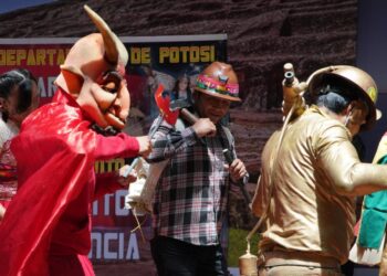 Más de un siglo de vida tiene la festividad del Arcángel San Miguel de Uncía, en Potosí. Foto: Jorge Mamani.