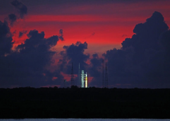 El cohete Artemis 1 en la plataforma de lanzamiento 39B en el Centro Espacial Kennedy. Foto: AFP.