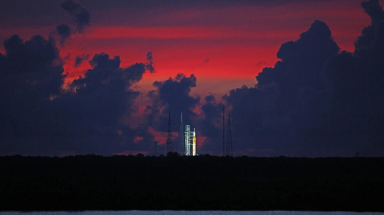 El cohete Artemis 1 en la plataforma de lanzamiento 39B en el Centro Espacial Kennedy. Foto: AFP.