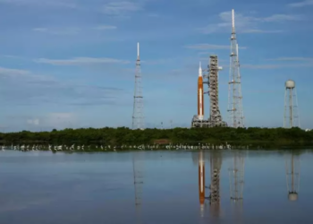 Cohete SLS de la misión Artemis 1 en el complejo de lanzamiento. Foto: NASA.