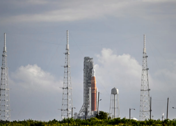 El cohete lunar no tripulado Artemis 1 se encuentra en la plataforma de lanzamiento del Centro Espacial Kennedy en Cabo Cañaveral, Florida. Foto: AFP.