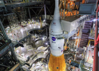 Vista de la nave Orion, de la NASA, en lo alto del cohete SLS en el hangar del Centro Kennedy. Foto: NASA.