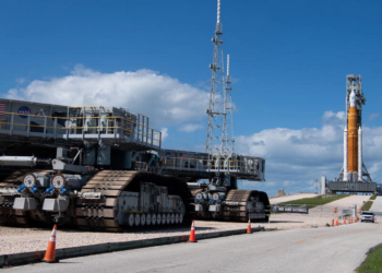 El cohete de la NASA y la plataforma utilizada para moverlo entre el edificio de ensamblaje y la plataforma de lanzamiento, en el Centro Espacial Kennedy en Florida, 24 de septiembre de 2022. Foto: AFP.