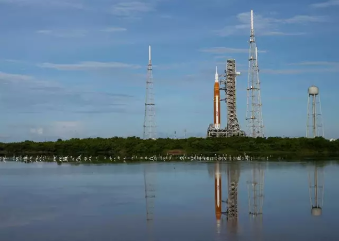 Cohete SLS de la misión Artemis 1 en el complejo de lanzamiento. Foto: NASA.