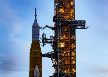 El cohete SLS de la NASA es transportado de regreso a su hangar en el Centro Espacial Kennedy, Florida, el 27 de septiembre de 2022. Foto: AFP.