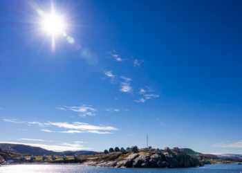 Alojamientos en el Ilimanaq Lodge, donde se alojan turistas que quieren ver ballenas y glaciares flotantes en Ilimanaq, Groenlandia, en la bahía de Disko, en la región polar ártica. Foto: AFP.